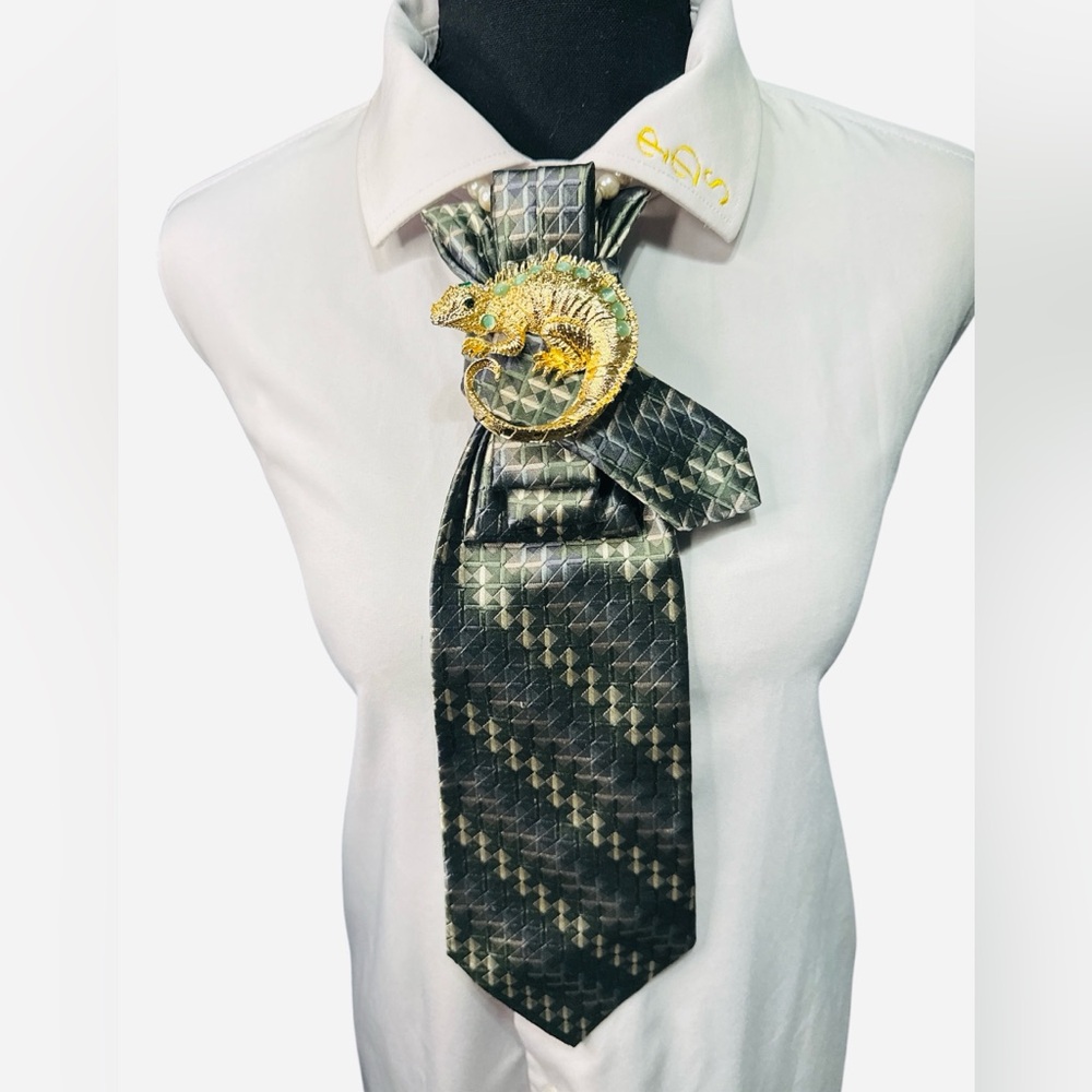 Luxurious Green Multicolored Necktie with Gold Chameleon Brooch